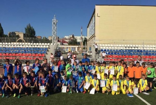 Маленькие ростовчане преподнесли главный сюрприз турнира памяти первого руководителя Союза федераций футбола Юга России Эдуарда Лакомова